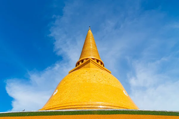 Phra Pathom Chedi com céu azul em Nakhon pathom, Tailândia . — Fotografia de Stock