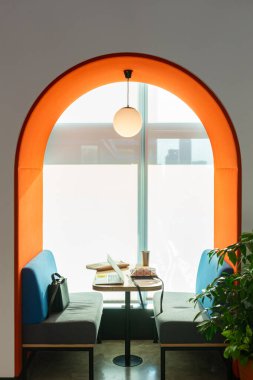 Özel masalı modern turuncu ofis.