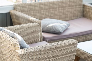 Kahve dükkanındaki lüks açık kahverengi kanepe..