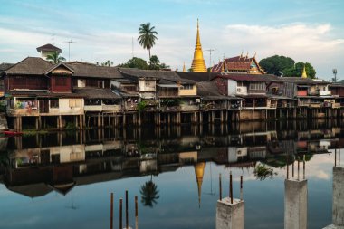 Manzaralı rıhtım ve Chantha 'nın tarihi yapıları