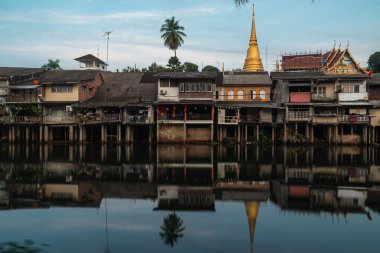 Manzaralı rıhtım ve Chantha 'nın tarihi yapıları