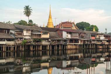 Manzaralı rıhtım ve Chantha 'nın tarihi yapıları