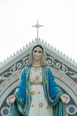 Hanımımız, arkasında katedrali olan Kutsal Bakire Meryem..