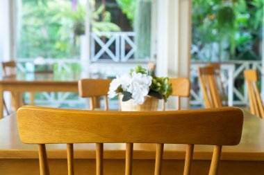 Kafedeki tahta masa ve sandalye..