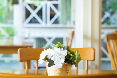 Kafedeki tahta masa ve sandalye..