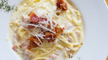 Carbonara spagettisi, beyaz tabakta lezzetli İtalyan yemeği..