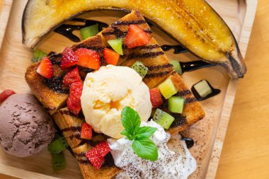 Lezzetli ballı ekmek, dondurma ve karamelli muz..