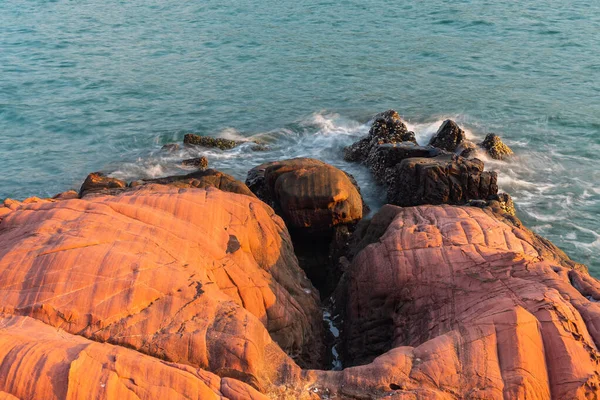 Paisaje fotografía de piedra naranja en el mar con isla — Foto de Stock