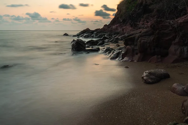 Paisaje marino al atardecer después del atardecer con un sentimiento de niebla (enigmático) — Foto de Stock