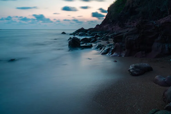 Paisaje marino al atardecer después del atardecer con un sentimiento de niebla (enigmático) — Foto de Stock