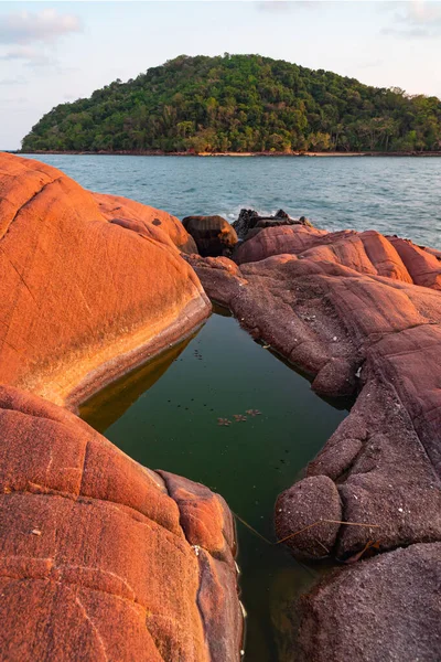 Paisaje fotografía de piedra naranja en el mar con isla — Foto de Stock
