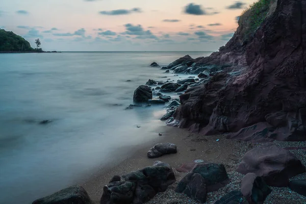 Paisaje marino al atardecer después del atardecer con un sentimiento de niebla (enigmático) — Foto de Stock