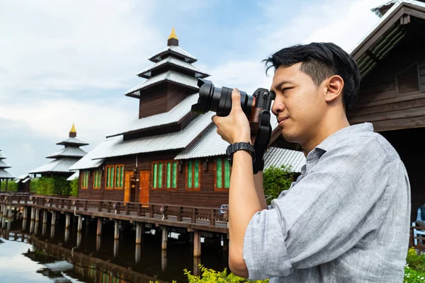 好帅的亚洲摄影师在尼泊尔拍照片 — 图库照片