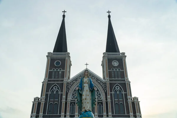 Nasza Pani, Najświętsza Maryja Panna z katedrą za plecami. — Zdjęcie stockowe