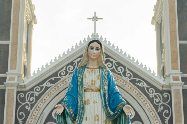 Unsere Dame, die selige Jungfrau Maria mit der Kathedrale im Hintergrund. — Stockfoto