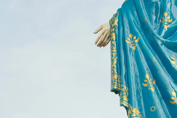 Hanımefendinin eli, Kutsal Bakire Meryem 'in eli beyaz b' ye odaklandı.