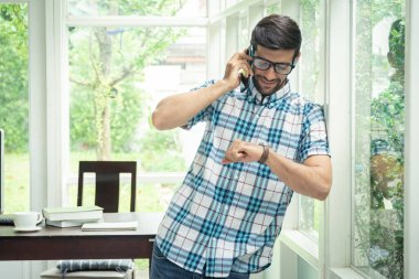 Sıradan bir adam cep telefonuyla iş konuşuyor..