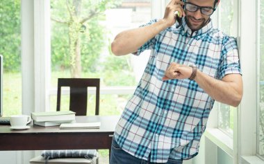Sıradan bir adam cep telefonuyla iş konuşuyor..