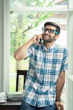 Sıradan bir adam cep telefonuyla iş konuşuyor..