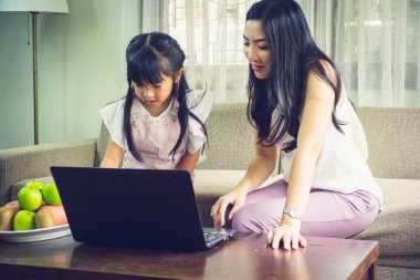 Kızıyla mutlu bir bekar anne, iyi ilişkiler.