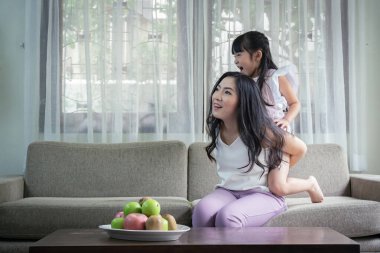 Kızıyla mutlu bir bekar anne, iyi ilişkiler.