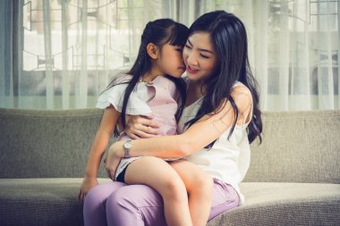 Kızıyla mutlu bir bekar anne, iyi ilişkiler.