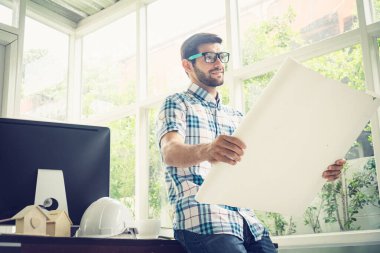 Kafkasyalı gencin elinde proje tasarısı vardı.