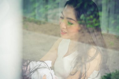 Kızıyla mutlu bir bekar anne, iyi ilişkiler.