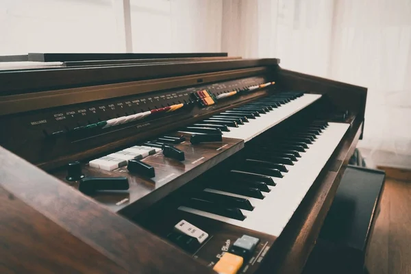 Piano clássico em estilo vintage antigo . — Fotografia de Stock