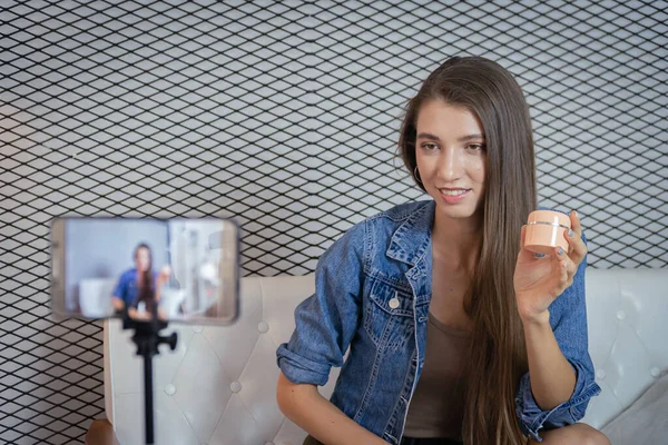 Jovem blogueira de beleza vendendo seu cosmético em live stream broadca — Fotografia de Stock