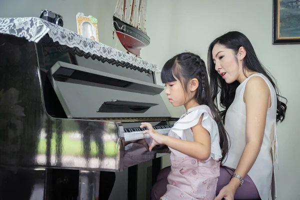 행복 한 엄마와 딸 함께 검은 그랜드 페노를 연주나는 — 스톡 사진