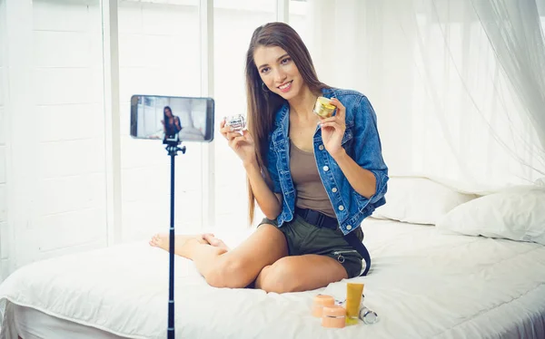 Jovem blogueira de beleza vendendo seu cosmético em live stream broadca — Fotografia de Stock