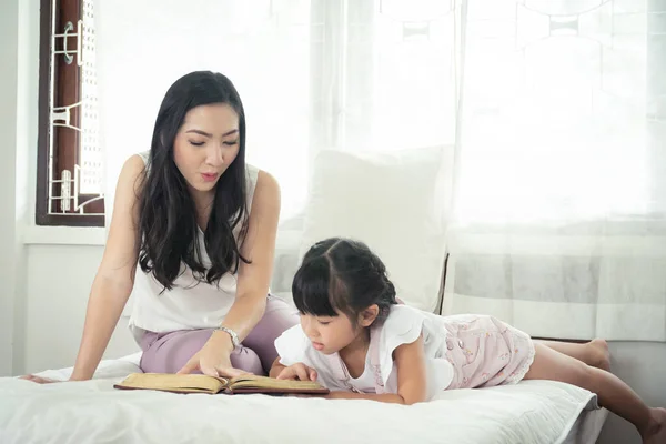 B 를 읽으면서 질 높은 시간을 보내는 행복 한 아시아인 어머니와 딸 — 스톡 사진