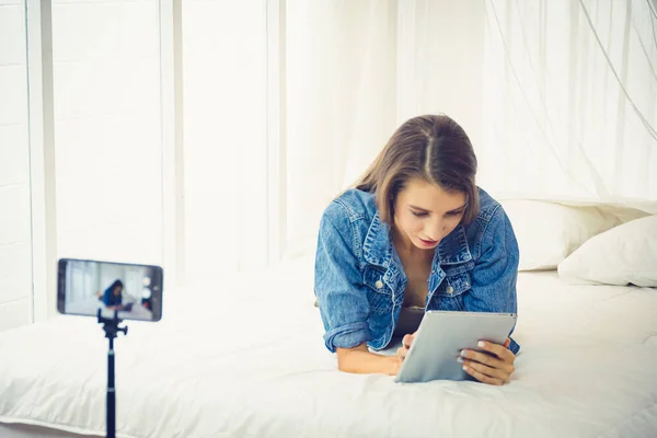 Menina bonita navegar na internet com iPad em um tempo relaxante — Fotografia de Stock