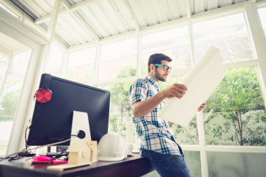 Kafkasyalı gencin elinde proje tasarısı vardı.