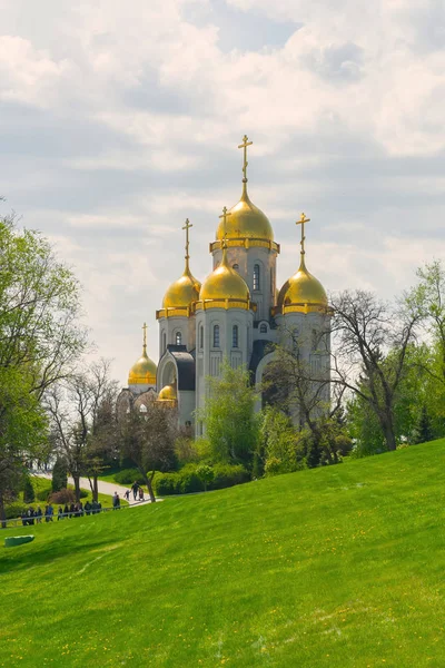 Russisch-orthodoxe Kirchenarchitektur - die meisten Ort der Touristenattraktion in blauem Himmel Tag. — Stockfoto