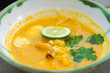 Körili şehriye geleneksel Asya yemeğinin baharatlı çorbası.