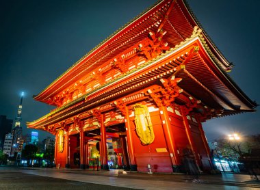 Asakusa 'daki Sensoji Tapınağı en ünlü ve turistlerin mekanı. Gece çekeriz. Tokyo, Japonya.