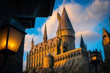 Osaka, Japonya 'daki Universal Stüdyoları' nda Harry Potter temalı filmdeki Hogwarts Şatosu.