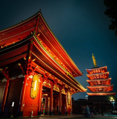 Asakusa 'daki Sensoji Tapınağı en ünlü ve turistlerin mekanı. Gece çekeriz. Tokyo, Japonya.