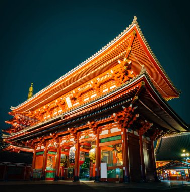 Asakusa 'daki Sensoji Tapınağı en ünlü ve turistlerin mekanı. Gece çekeriz. Tokyo, Japonya.