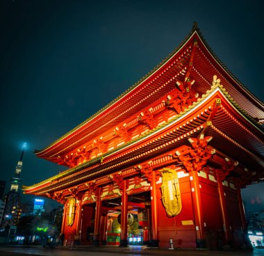 Asakusa 'daki Sensoji Tapınağı en ünlü ve turistlerin mekanı. Gece çekeriz. Tokyo, Japonya.