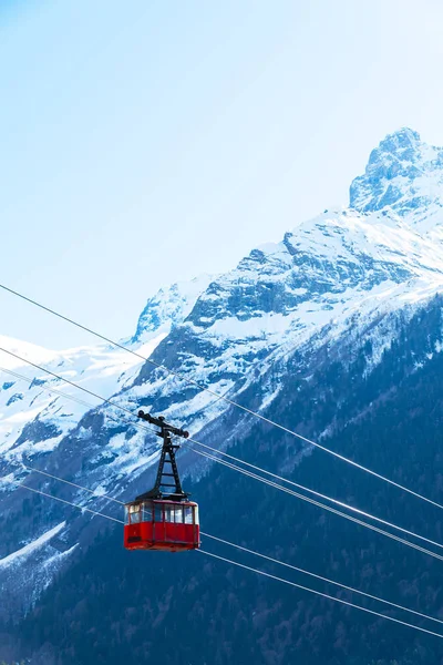 Kar mevsiminde teleferik kayağı. mavi gökyüzü ve dağ arkaplanı.