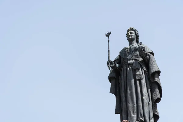 Catharina de tweede (de grote). Koningin van Rusland standbeeld met kopieerruimte. — Stockfoto