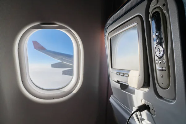 Vista de la ventana del avión en el vuelo mientras viaja alrededor del mundo —  Fotos de Stock
