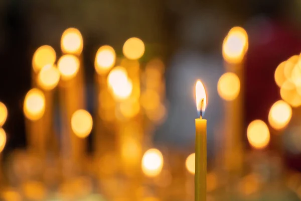 Luz de vela na igreja cristã tom quente com fundo preto escuro — Fotografia de Stock
