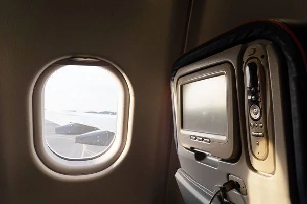 Vista da janela do avião no voo enquanto viaja pelo mundo — Fotografia de Stock