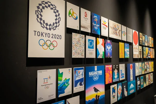 TOKYO, JAPAN - NOVEMBER 26, 2019: Dinding Olimpiade sebelumnya dan poster Japan Olympic 2020 di museum Olimpiade Jepang . — Stok Foto