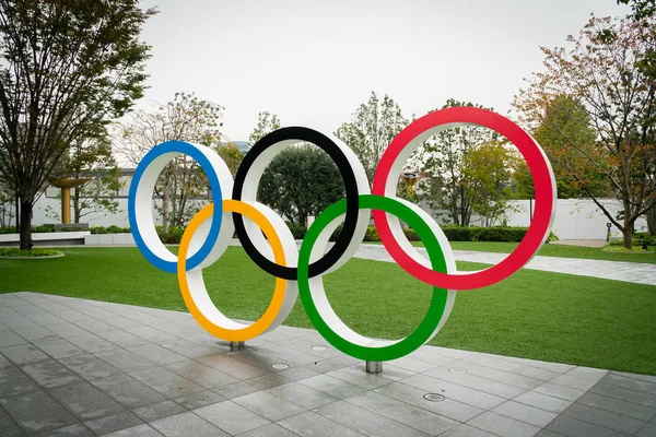 TOKYO, JAPAN - NOVEMBER 26, 2019: Fem olympiske ringer i det japanske OL-museumsdistriktet Shinjuku - Tokyo, Japan – stockfoto