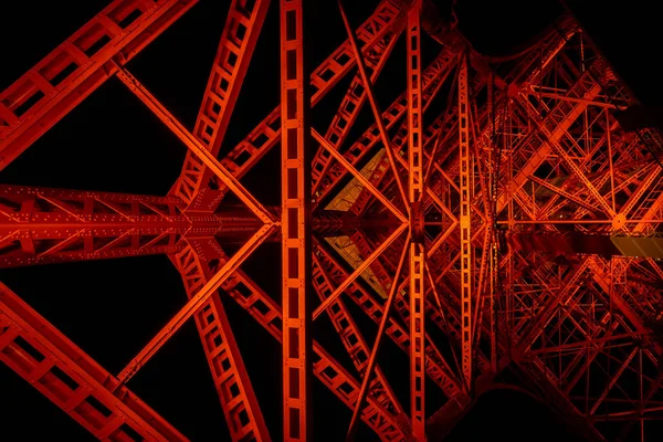 Konstrukcja wieży Tokio w nocy, pokazująca koncepcję budowy czerwonej wieży z czarnym tłem. — Zdjęcie stockowe